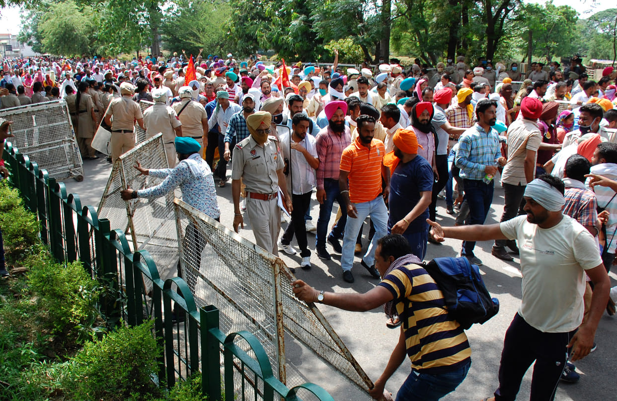 Raw teachers entered Chandigarh by breaking barricades to surround the Chief Minister, UT Police stopped