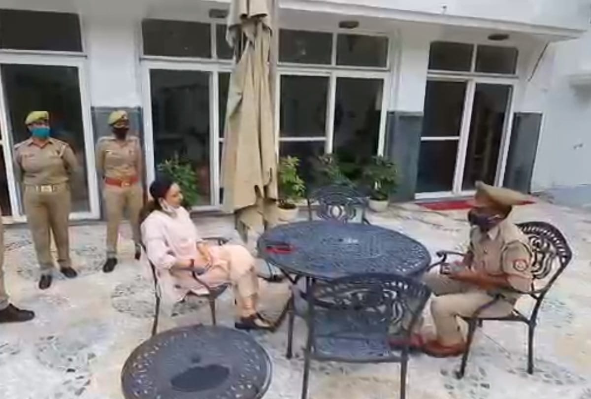 Congress leader Aradhna Mishra house arrest in Lucknow.