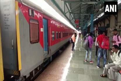 मुंबई में बारिश के चलते 48 ट्रेनें रद्द