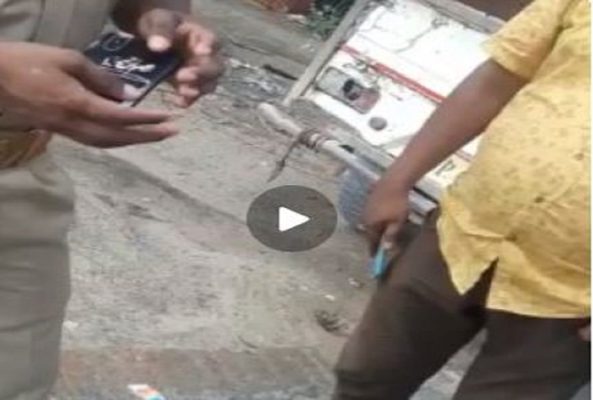 Policeman is talking about rate of tying dead body at post mortem house in varanasi  former IPS tweeted video