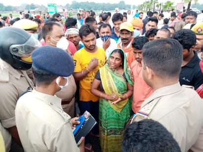 Family and villagers blockade ring road highway jammed by putting bamboo sticks over youth kidnapping in varanasi