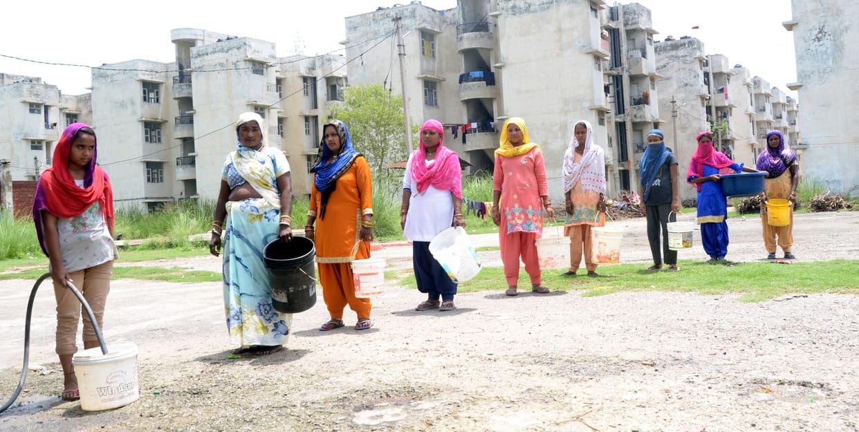 Water crisis in front of 600 families, residents of Sector-34 Aasian flats are not getting drinking water