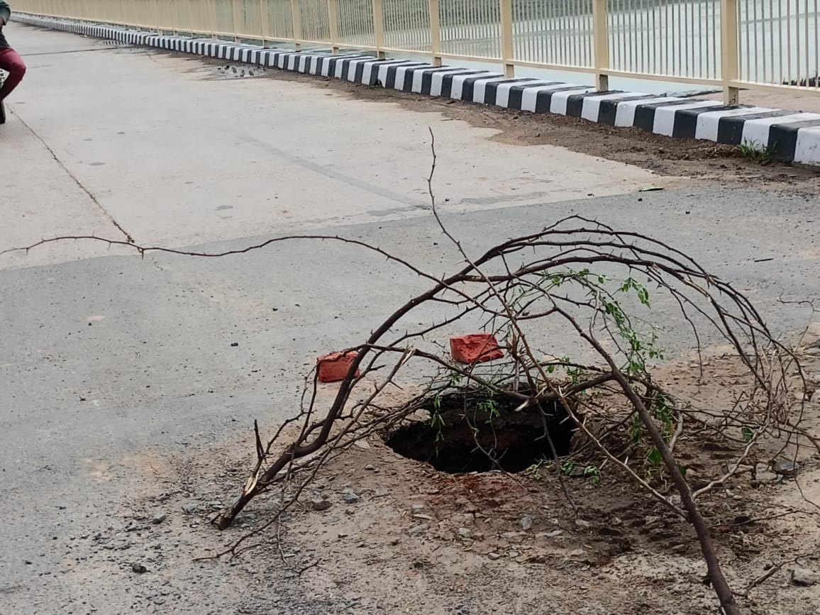 Approach damaged on Sahason bridge of Chambal river