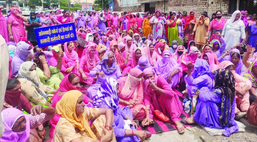 Anganwadi workers staged a sit-in at the Minister of State's residence