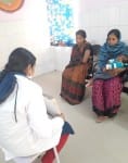 गोंडा मे जिला अस्पताल स्थित एनआरसी पर महिलाओं को पोषण चार्ट दिखाती स्वास्थ्यकर्मी।