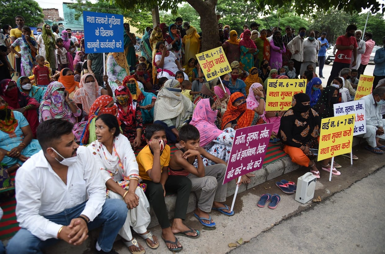 Demonstration: To make the colony drug-free, the councilors gheraoed the outpost, accused of Congress councilors, said - hearing is not being done even after giving memorandum everywhere