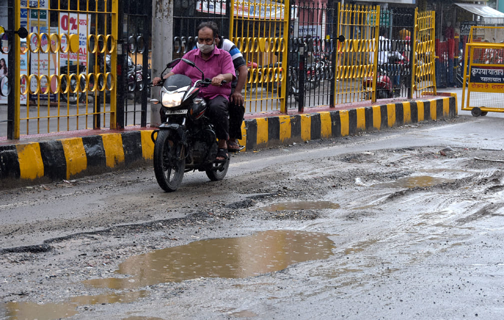 Potholes on the roads due to rain, the journey is full of danger