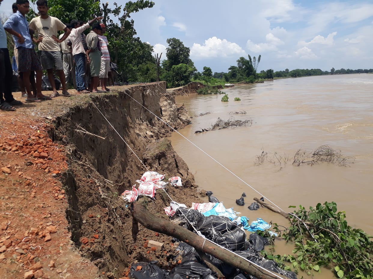Rapti cut the sharp, 100 meter embankment covered in the river