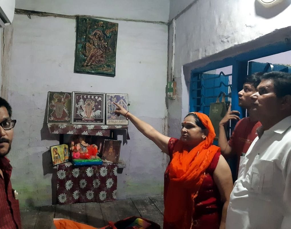 Mathura: Cracks occurred in two houses in Sadar Bazar, one left the house