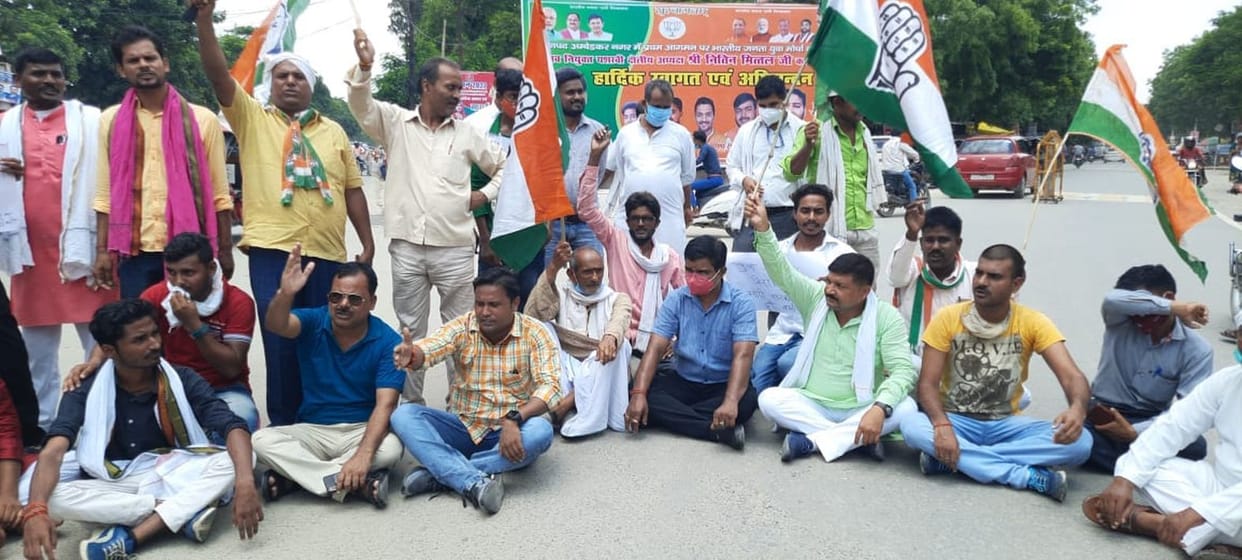 Protest of Congressmen by blocking the road, 22 detained