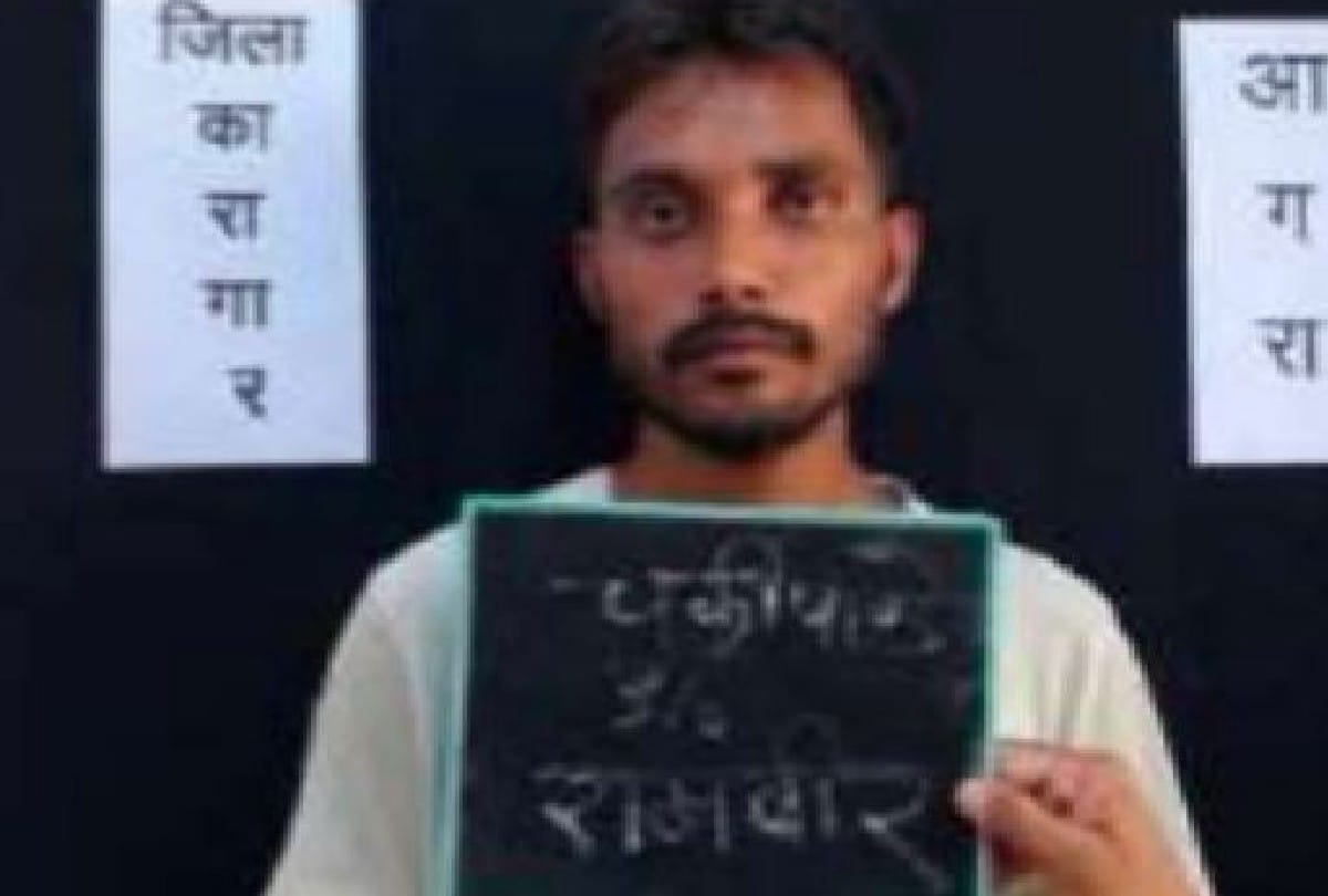 Police perform the cremation of one lakh rewardee Badan Singh in Agra