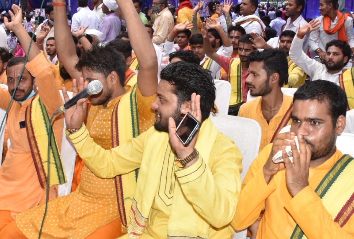 In the name of Brahmin convention, BSP casts strings on Hindus: Sadhus wearing ocher clothes, Vedic Pandits playing conch shells and bells