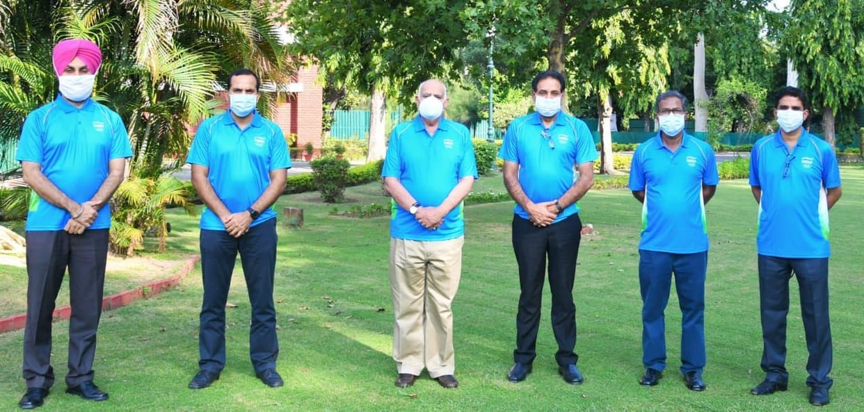 Administrator Badnore wore the uniform of the Indian team, encouraged the players