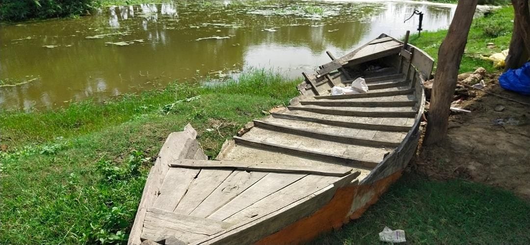 Preparations to fight floods on the basis of damaged boat