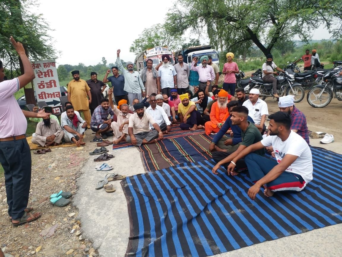 Villagers furious for the second day after cutting toll slip, four hours road jam