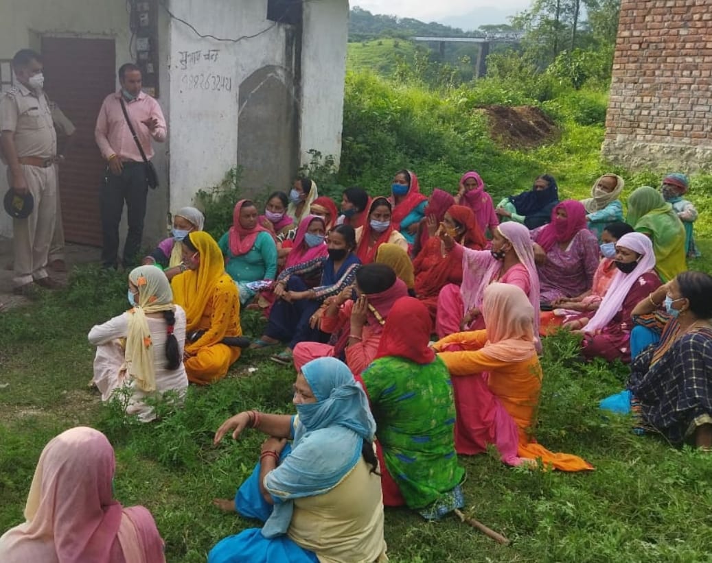 Women returned JCB, shouting slogans, police had to be called