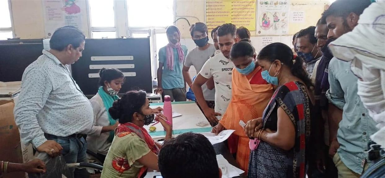 Hathras: People gathered in Sadabad to get the vaccine to protect against corona, 1360 dosed