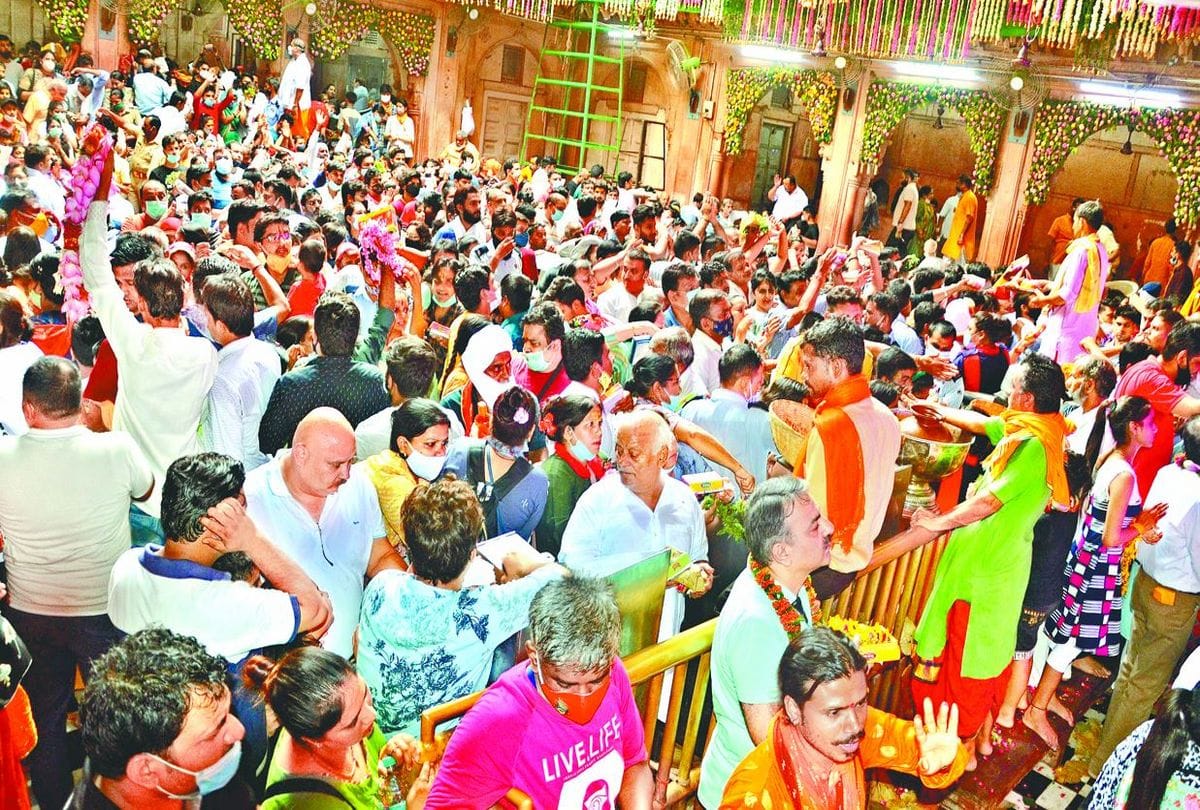 huge crowd of devotees gathered in vrindavan one day before guru purnima