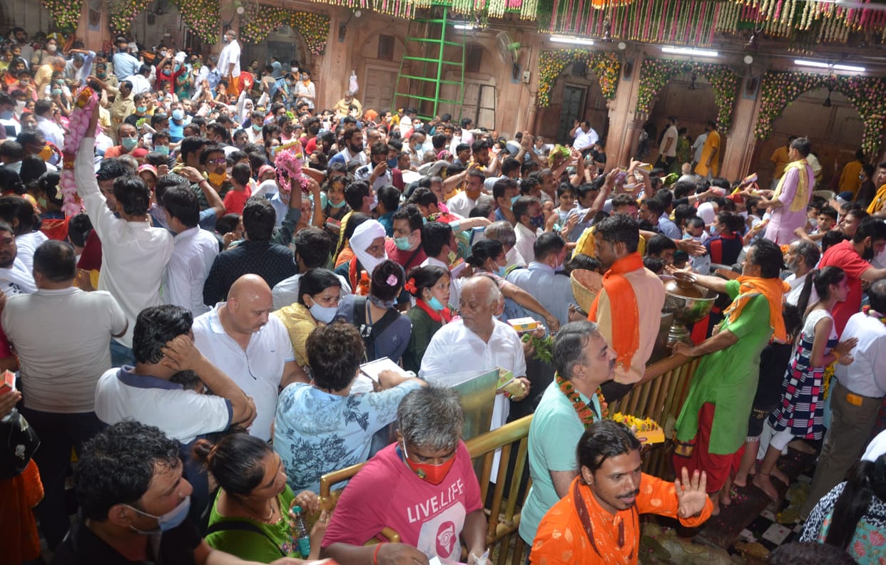 Mathura: Crowd gathered to see Bihariji, entry of outside vehicles stopped
