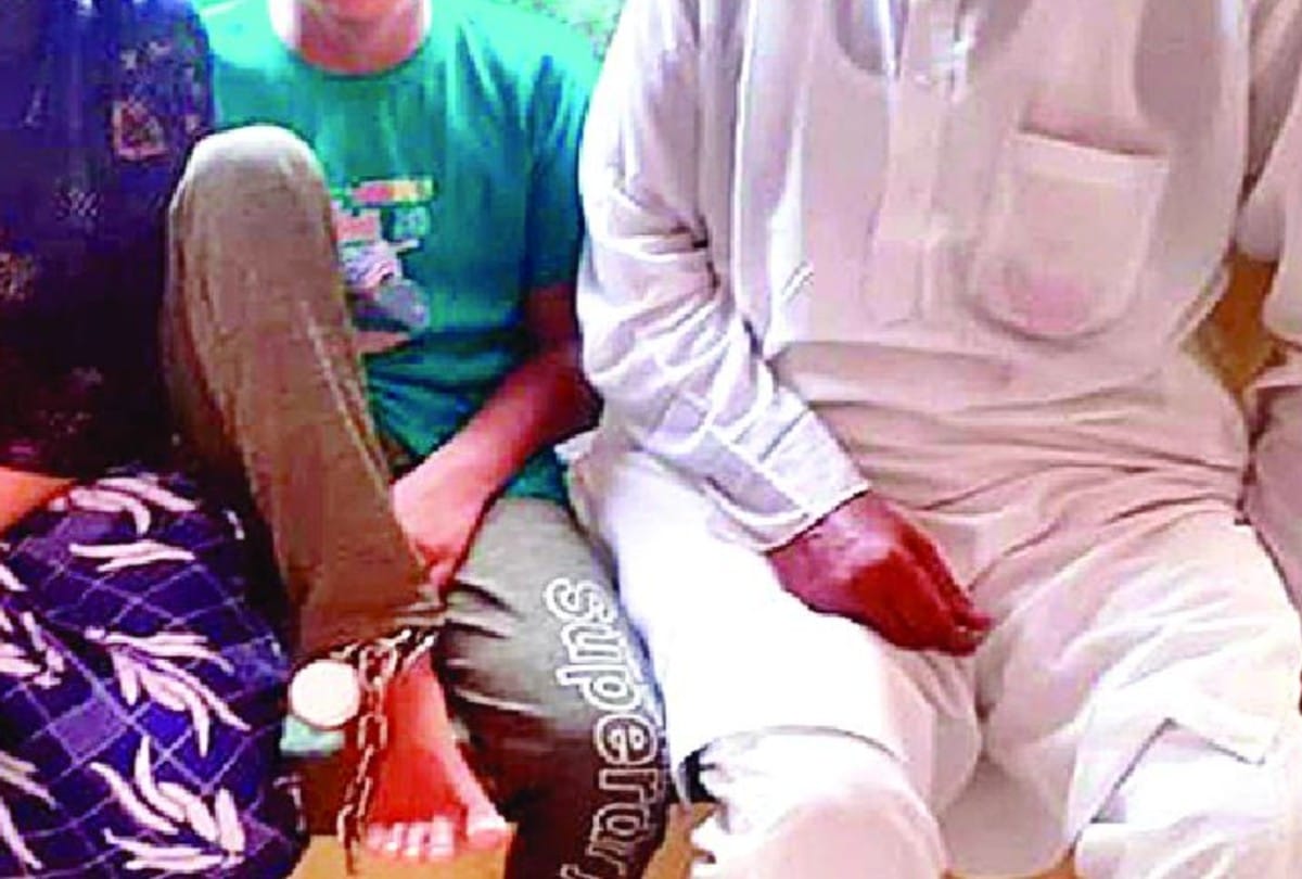 Mother tied the son in fetters to stops him from going to grandfather in firozabad