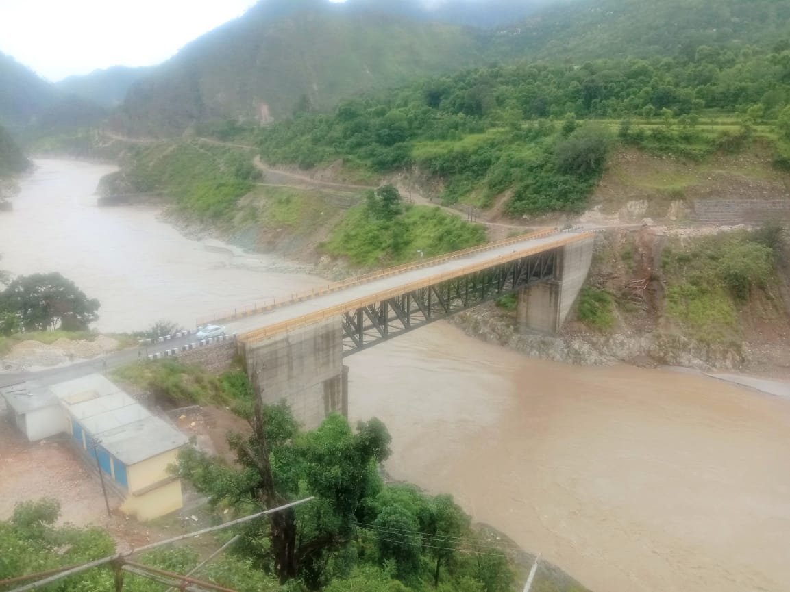 uttarakhand news: in rudraprayag raw part between road and bridge, it is very dangerous