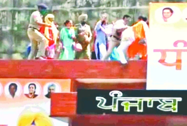 Contract Teachers Climbed On The Roof Of Punjab Congress Bhawan