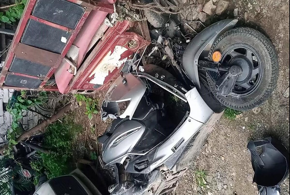road accident in varanasi two girl student injured after Tractor hit her scooty when they going for examination