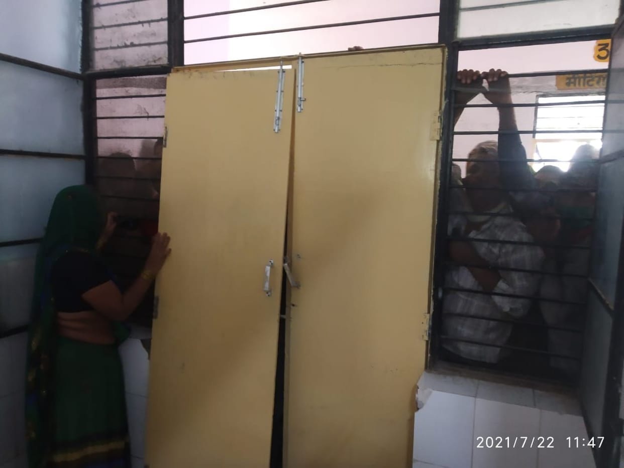 hungama on vaccination center