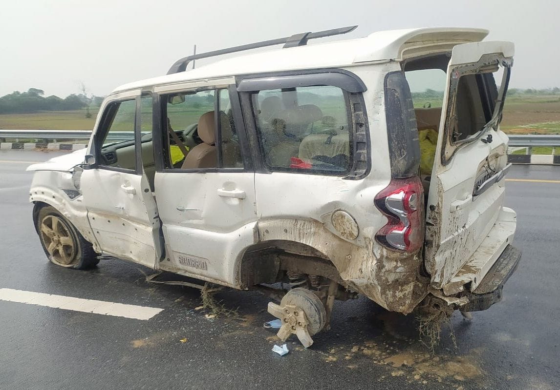 Uncontrolled car collided with divider, five injured