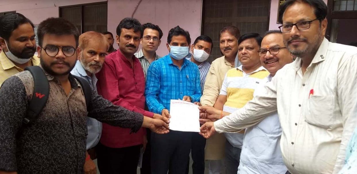 protest against income tax department raid on  media groups