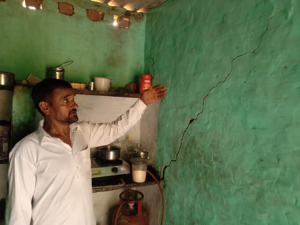 The rain caused cracks in the laborer's house