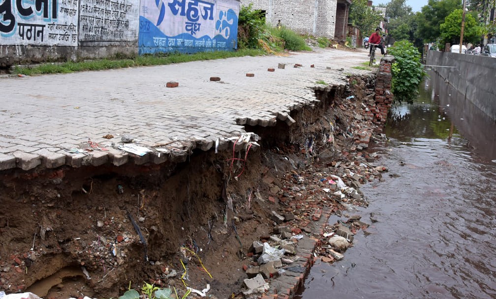 The wall of the drain track in Ramnagar collapsed due to rain