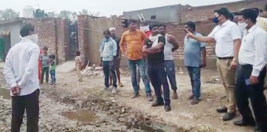 Door to door employees stopped work due to garbage dumping and non-payment of salary