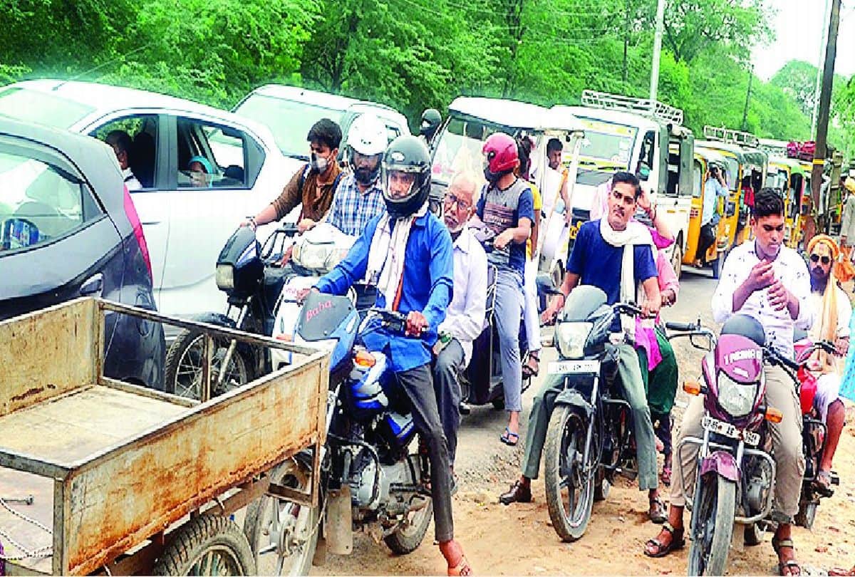 huge crowd of devotees gathered in vrindavan one day before guru purnima