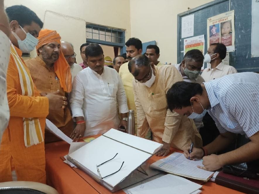 Minister of State Upendra Tiwari visits Jaunpur, meeting was held in torchlight due to power cut
