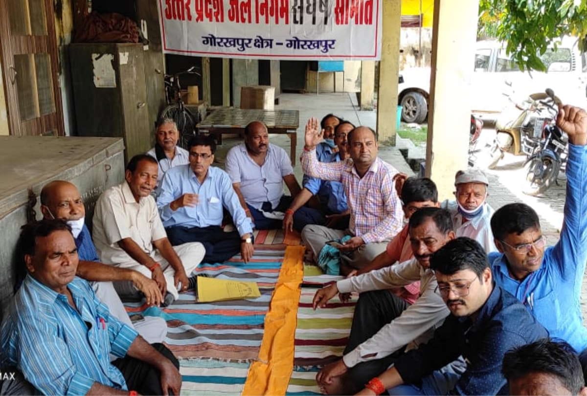 Satyagraha protest of Jal Nigam workers continued for fourth day in Gorakhpur