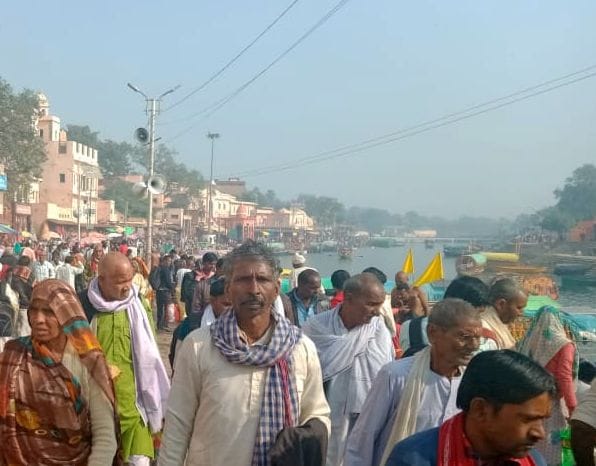 Devotees arriving to seek Guru's blessings