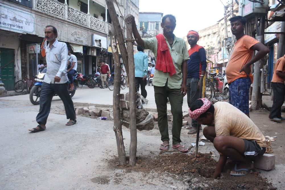 Sawan 2021 will start after two days but preparations are not pleasing in varanasi kashi vishwanath temple road conditions see in pictures