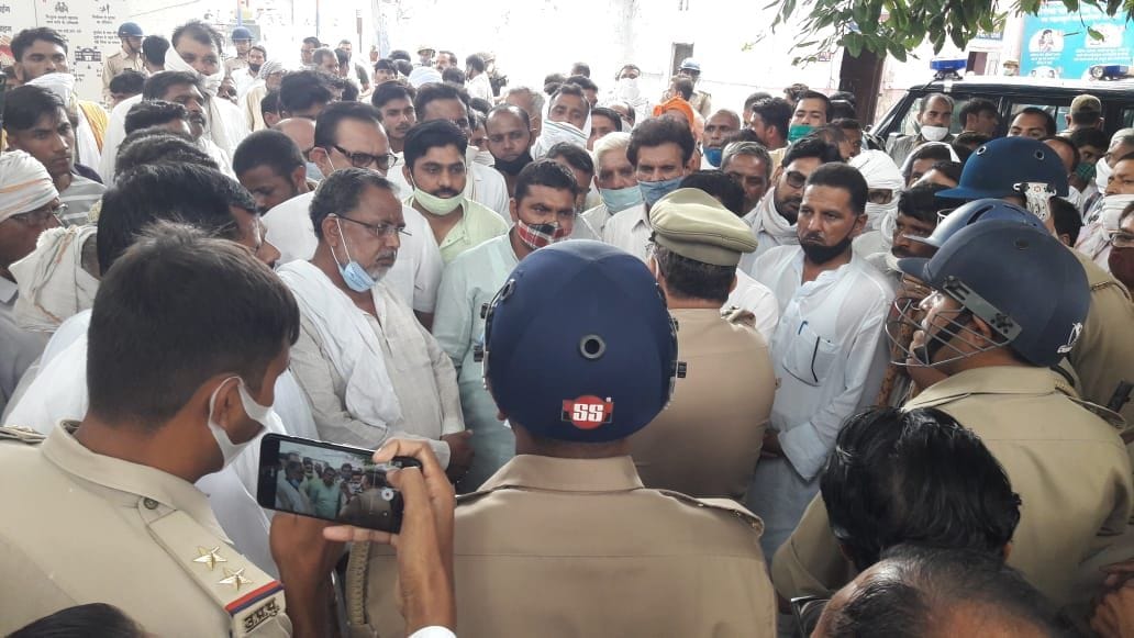 Rupak massacre: uproar between relatives and villagers at the police station