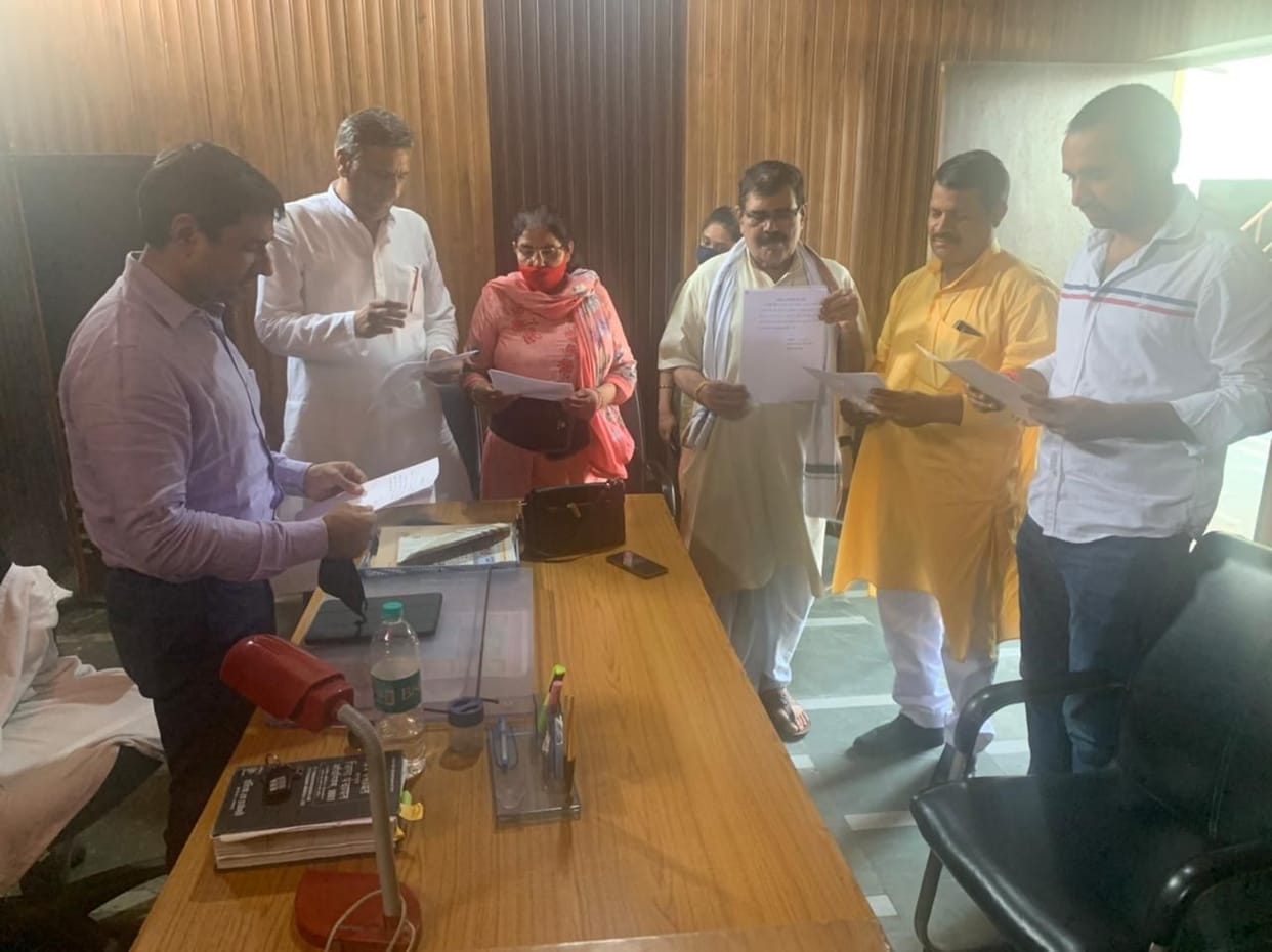 Hathras: Five district panchayat members took oath