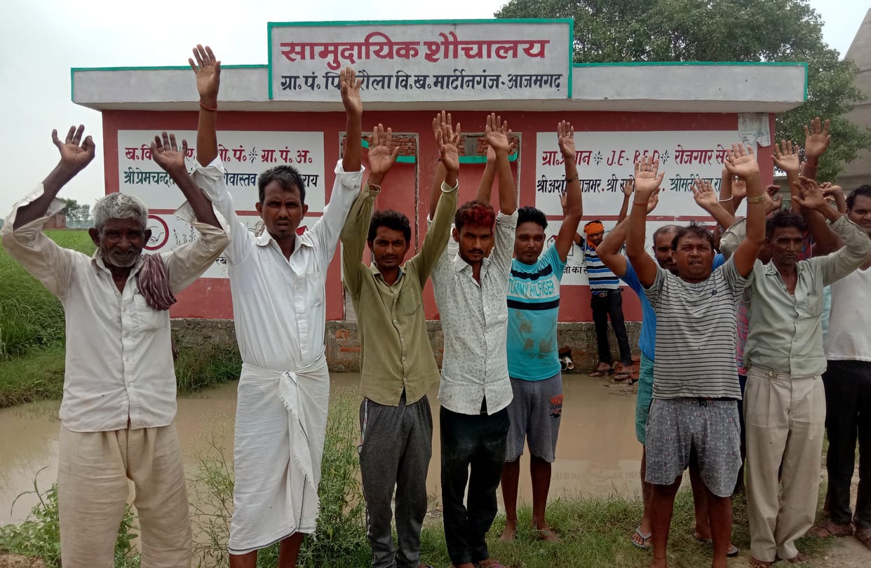Demand for construction of incomplete community toilet, demonstrated