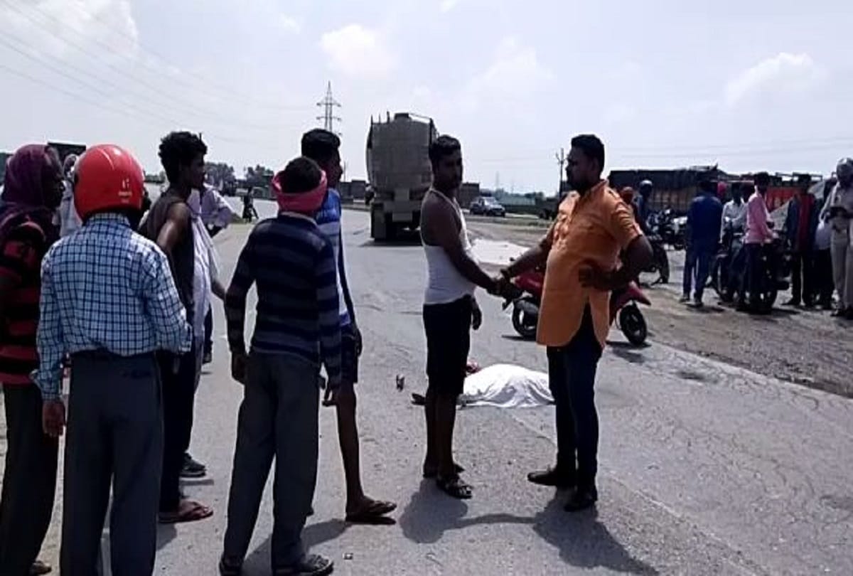 road accident in Chandauli overspeed Tanker hit scooty riding couple wife dies on spot and husband injured