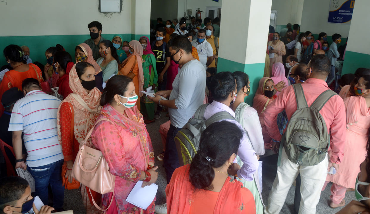 Social distance is not followed in Medical College Hamirpur, Senior citizens have the most trouble, after the rush of slips, they have to eat in the OPD