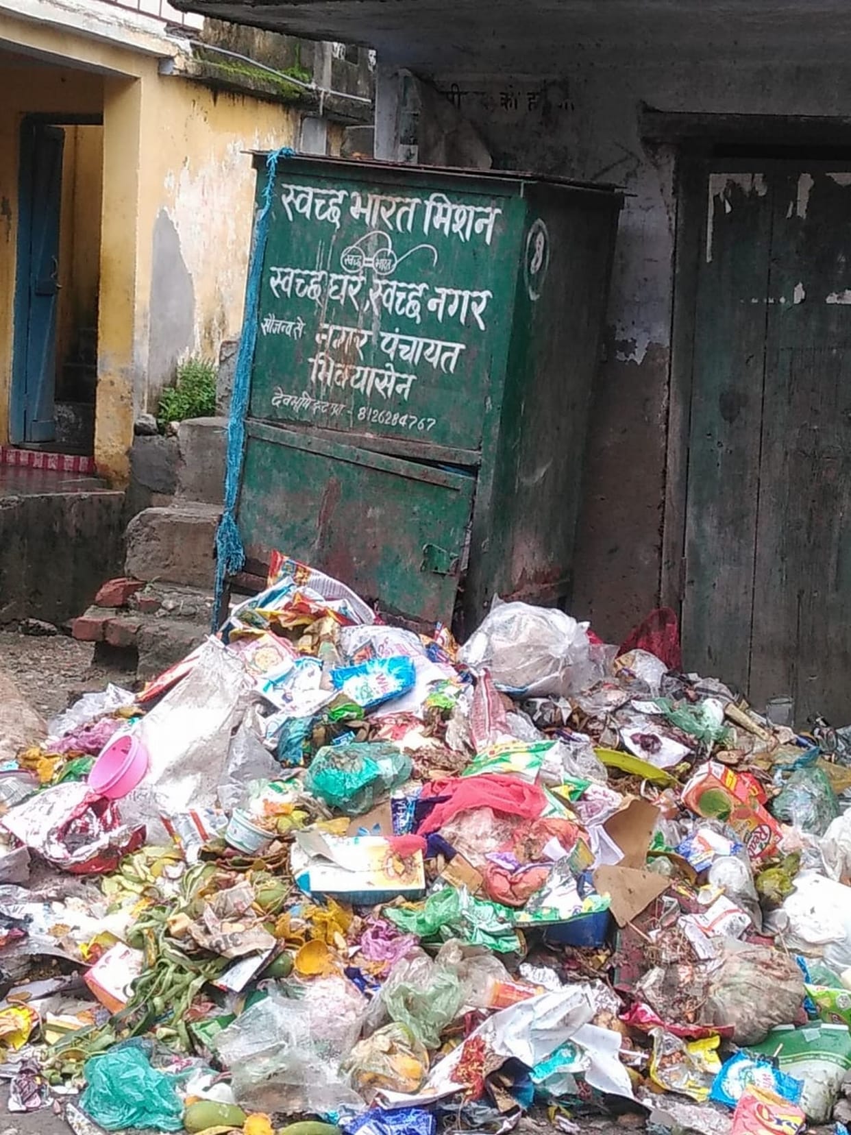 Cleanliness workers' strike continues, more than 32 tonnes of garbage scattered in Almora