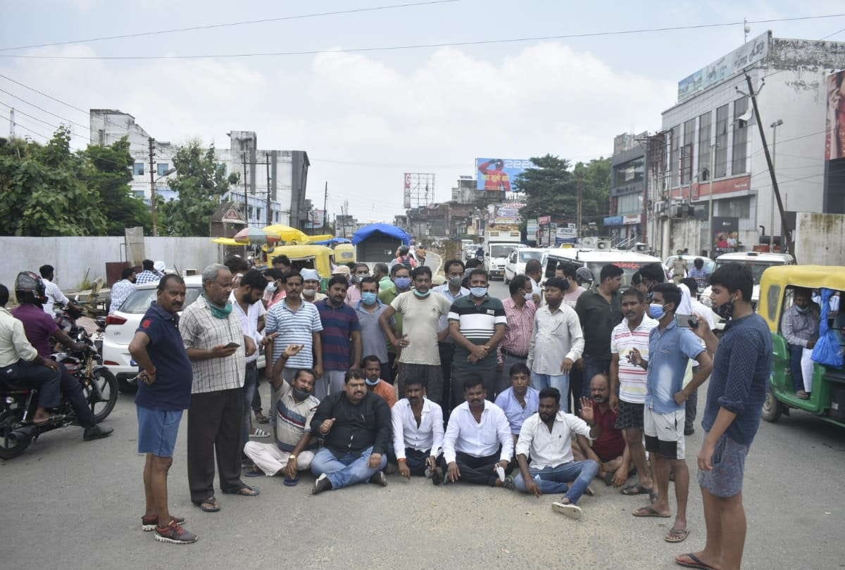 People demonstrated in Medical College Road against waterlogging in Gorakhpur