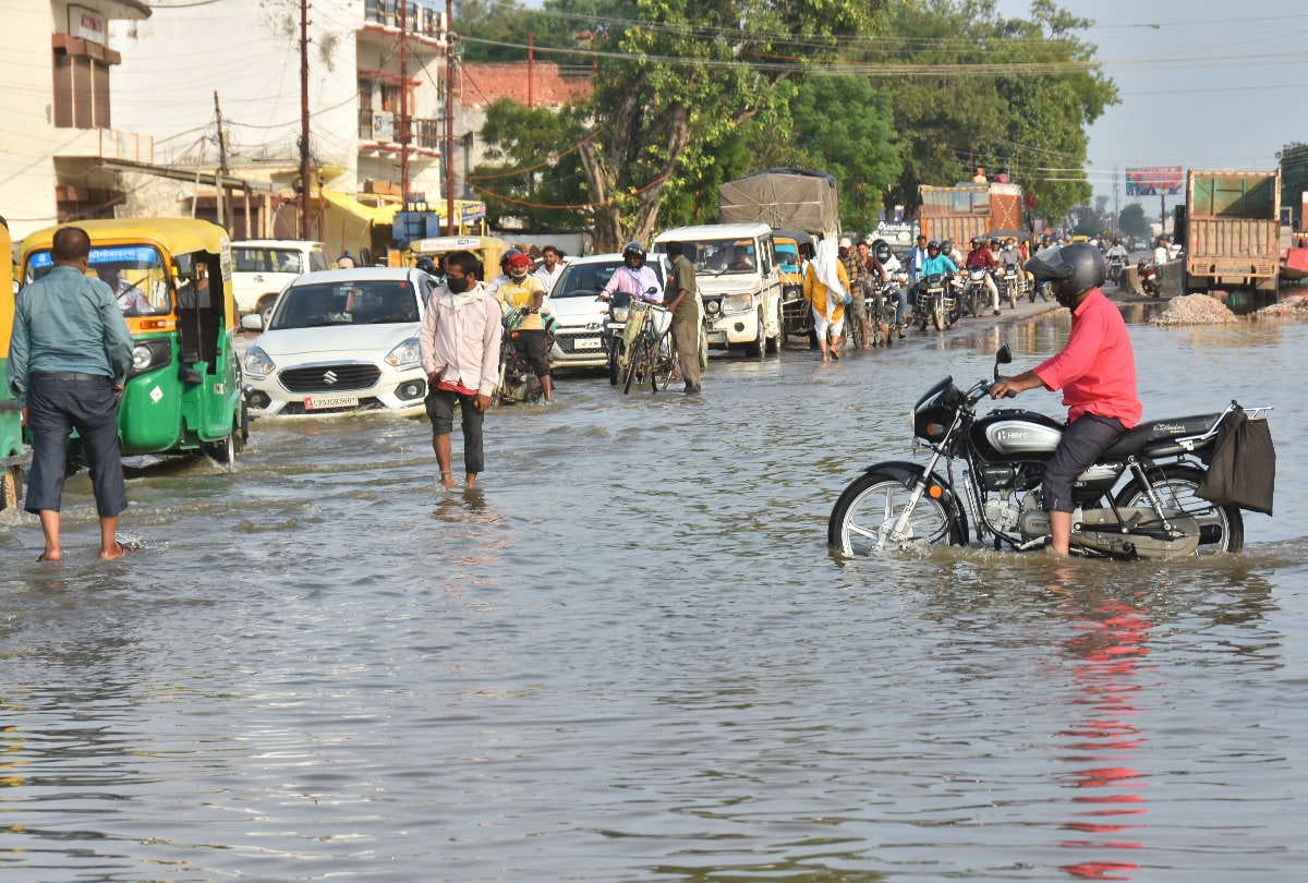 People demonstrated in Medical College Road against waterlogging in Gorakhpur