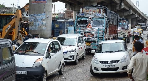 Lal Gate: More than a thousand potholes in the service road of half a kilometer ... how the traffic came out