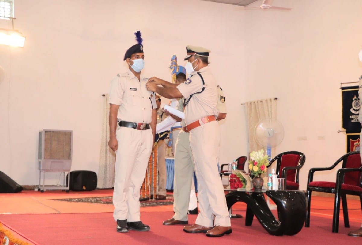 Army Medal to Manoj kumar of Bilaspur who killed Naxalites