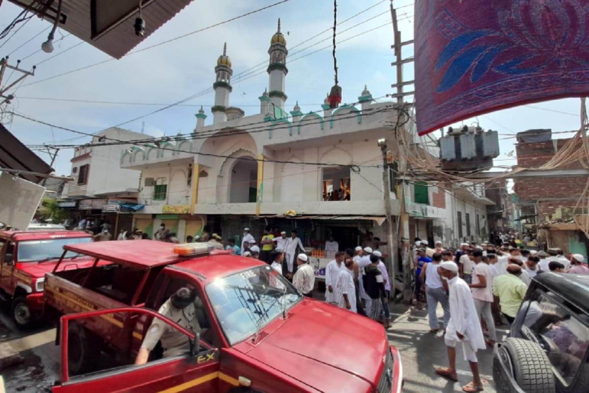 The roof of the mosque collapsed in Meerut and many people were buried