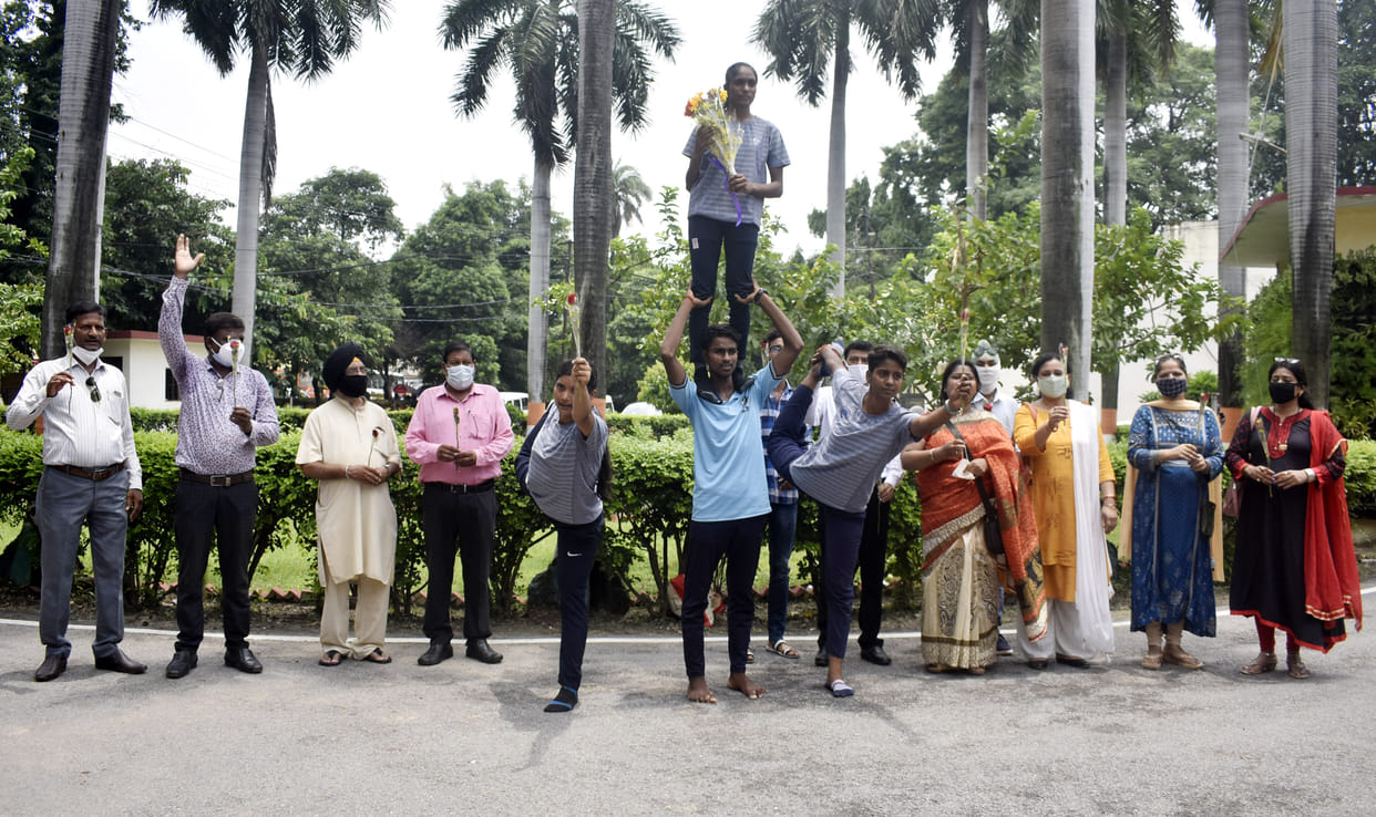 Best wishes to Olympic players by forming a human chain in Gorakhpur
